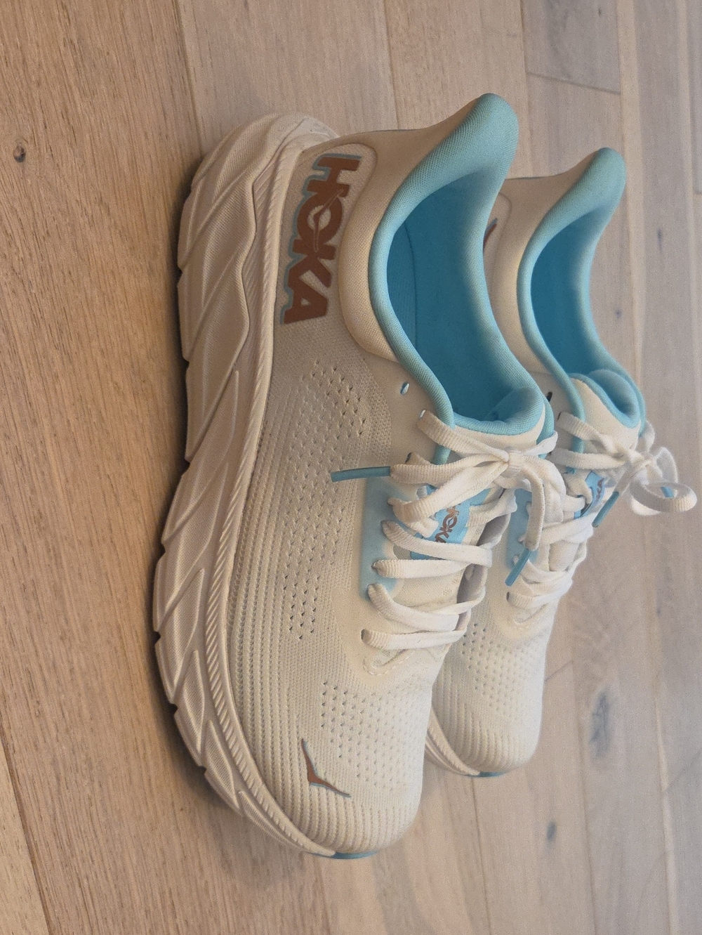 Hoka Women's Arahi 7 - White & Light Blue Athletic Running Shoes Sz 7.5D